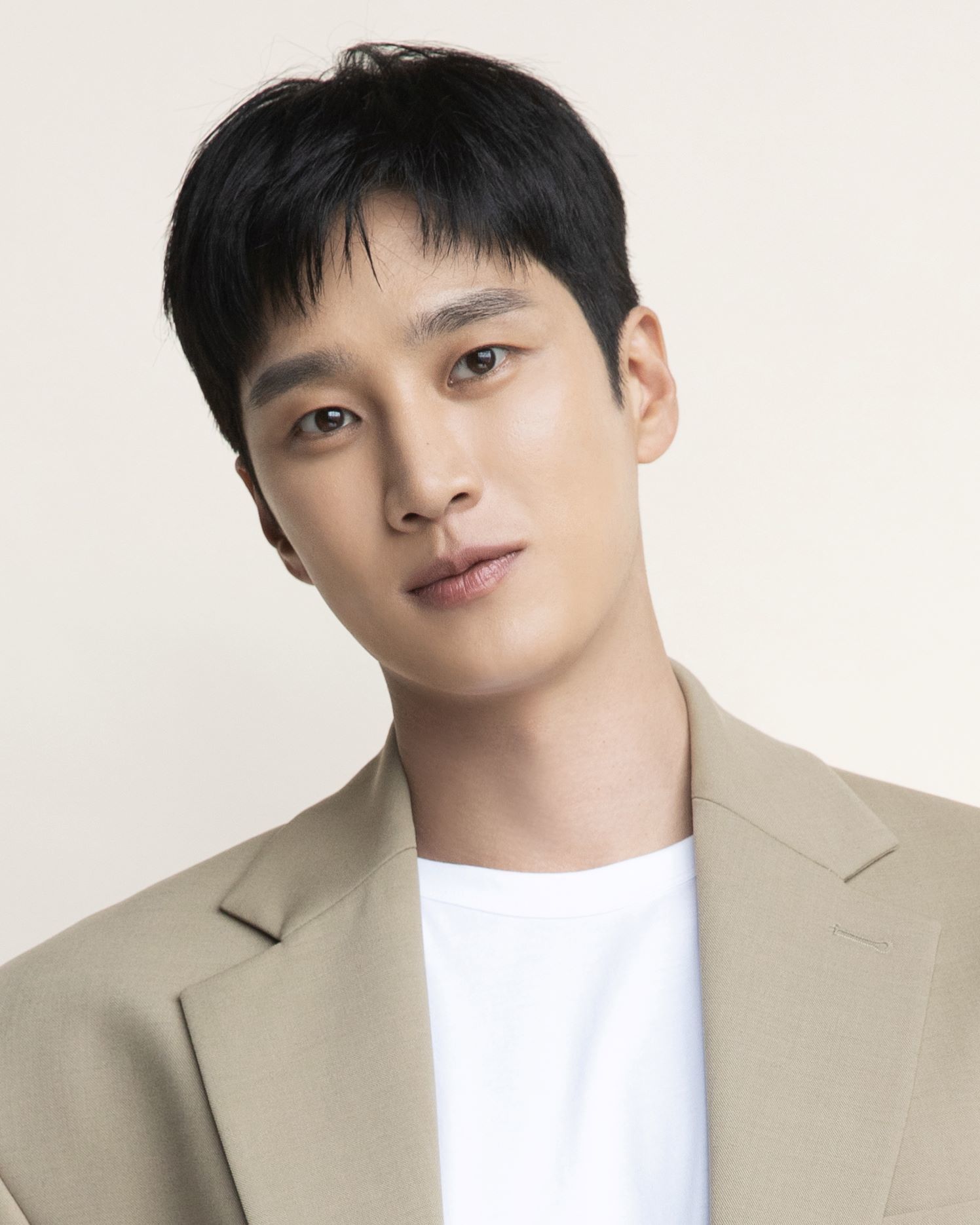 노란 수영복에 섹시한 몸매 어필하는 존예 처자