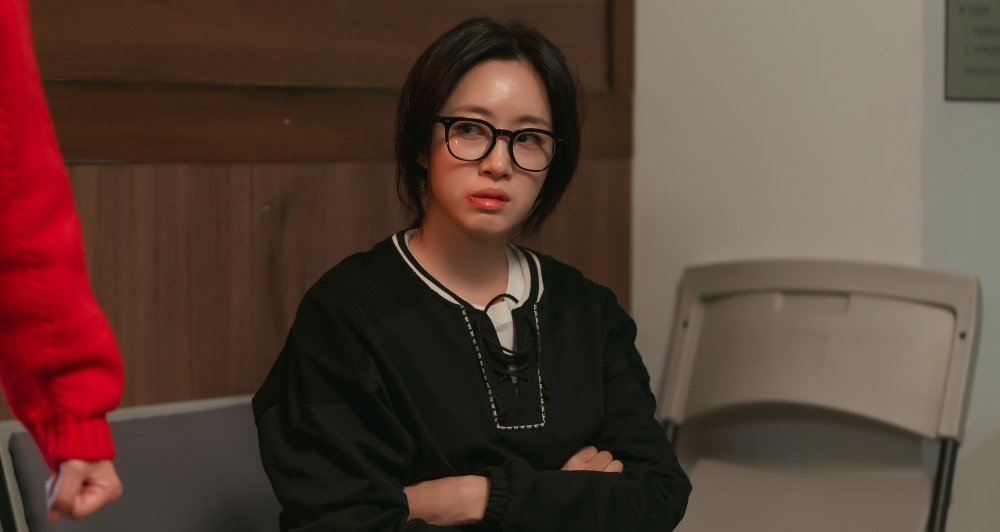 노란 수영복에 섹시한 몸매 어필하는 존예 처자