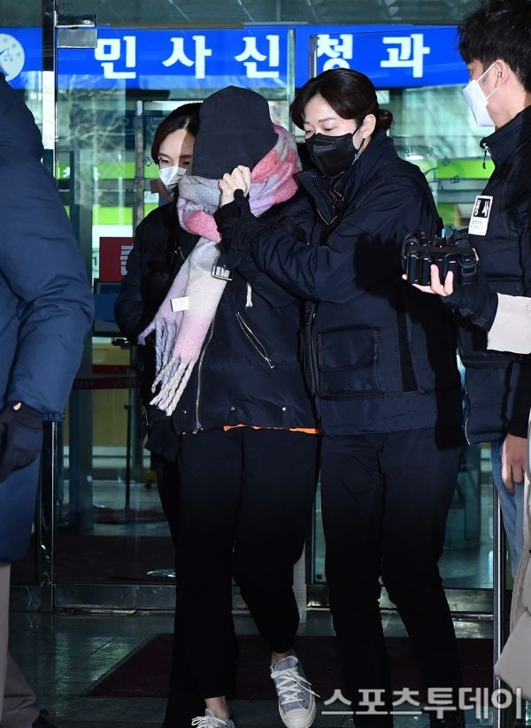 노란 수영복에 섹시한 몸매 어필하는 존예 처자