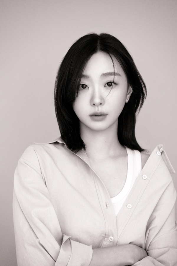 노란 수영복에 섹시한 몸매 어필하는 존예 처자