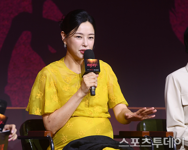 노란 수영복에 섹시한 몸매 어필하는 존예 처자