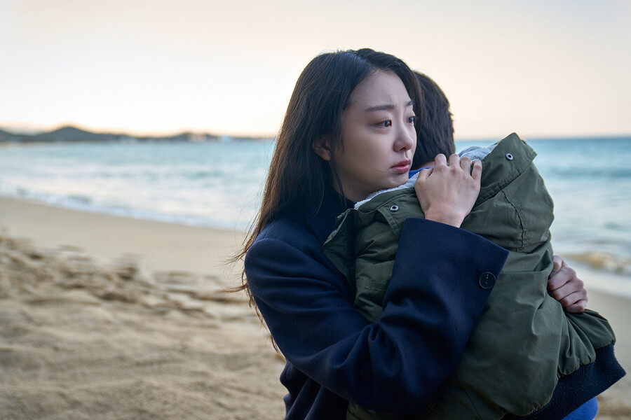 노란 수영복에 섹시한 몸매 어필하는 존예 처자