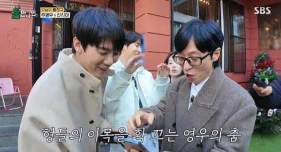 노란 수영복에 섹시한 몸매 어필하는 존예 처자