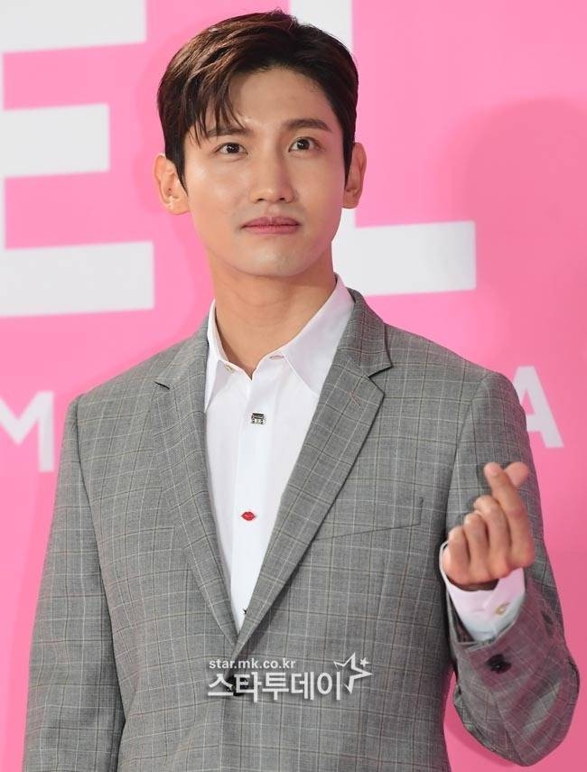 노란 수영복에 섹시한 몸매 어필하는 존예 처자