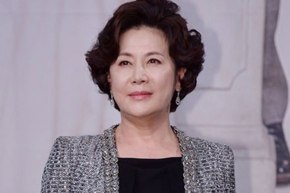 노란 수영복에 섹시한 몸매 어필하는 존예 처자