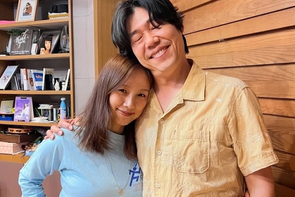 노란 수영복에 섹시한 몸매 어필하는 존예 처자