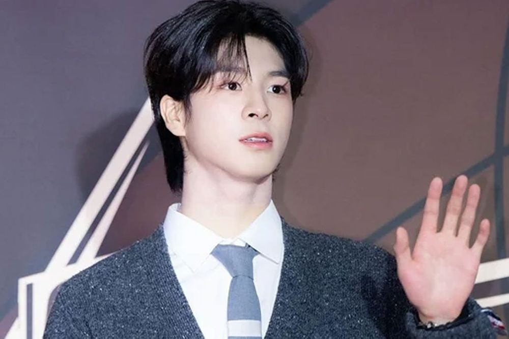 노란 수영복에 섹시한 몸매 어필하는 존예 처자