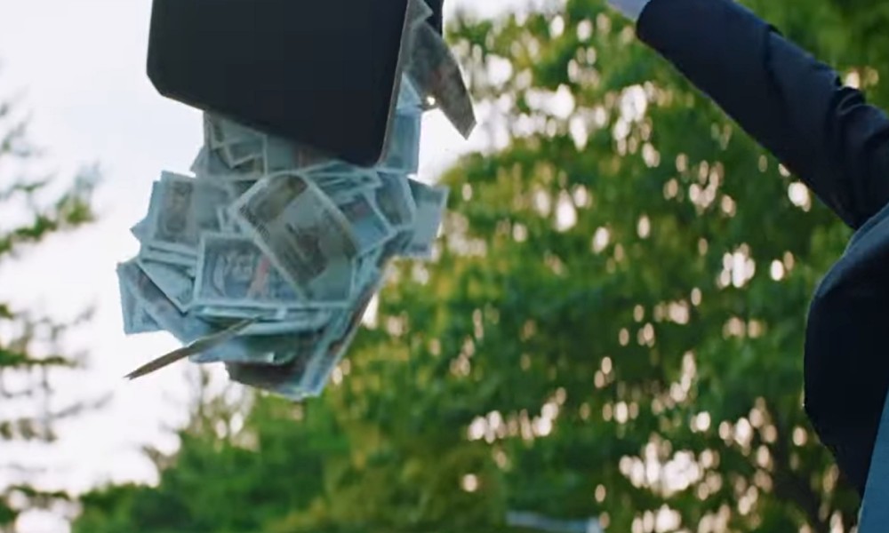 노란 수영복에 섹시한 몸매 어필하는 존예 처자