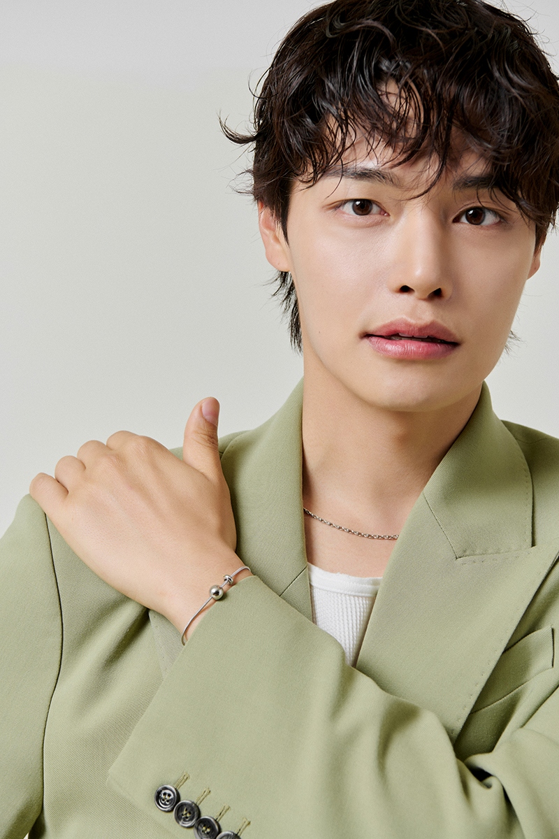 노란 수영복에 섹시한 몸매 어필하는 존예 처자