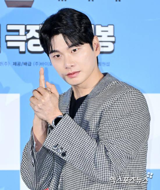 노란 수영복에 섹시한 몸매 어필하는 존예 처자