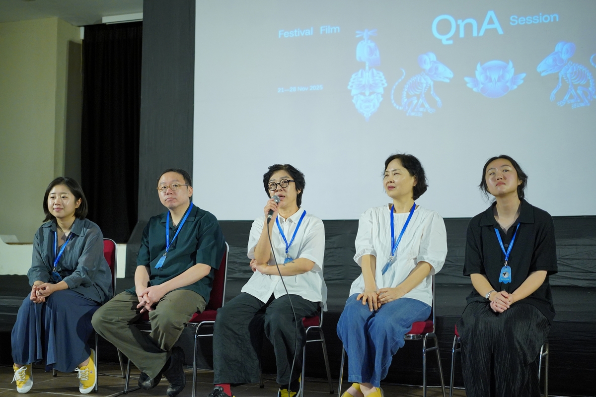 노란 수영복에 섹시한 몸매 어필하는 존예 처자