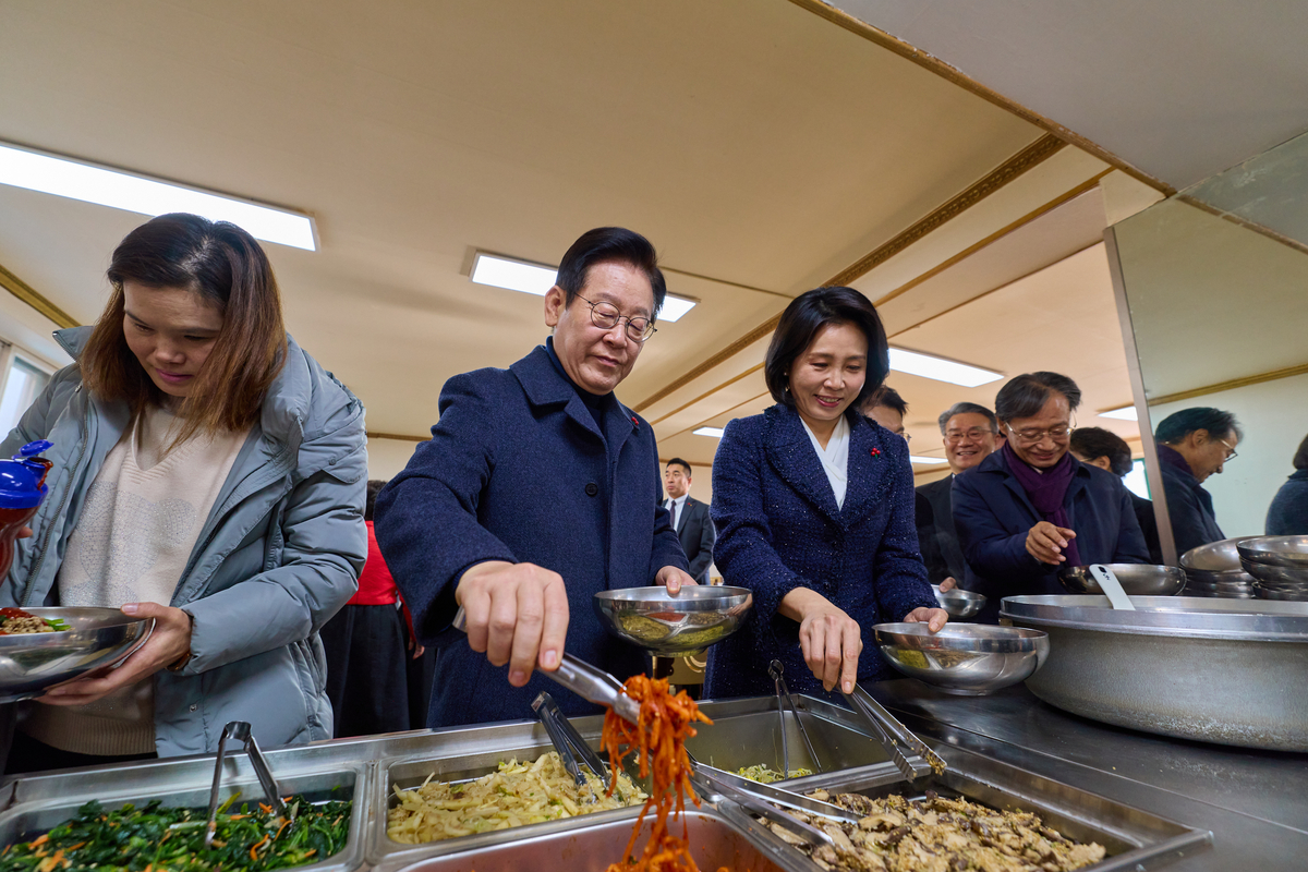 “교회다운 교회서 성탄 인사” 이 대통령, 옛 지역구 인천 계양서 예배…명동성당 미사도 참석