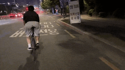 제동장치가 없는 픽시 자전거를 타는 모습. [인터넷 커뮤니티]