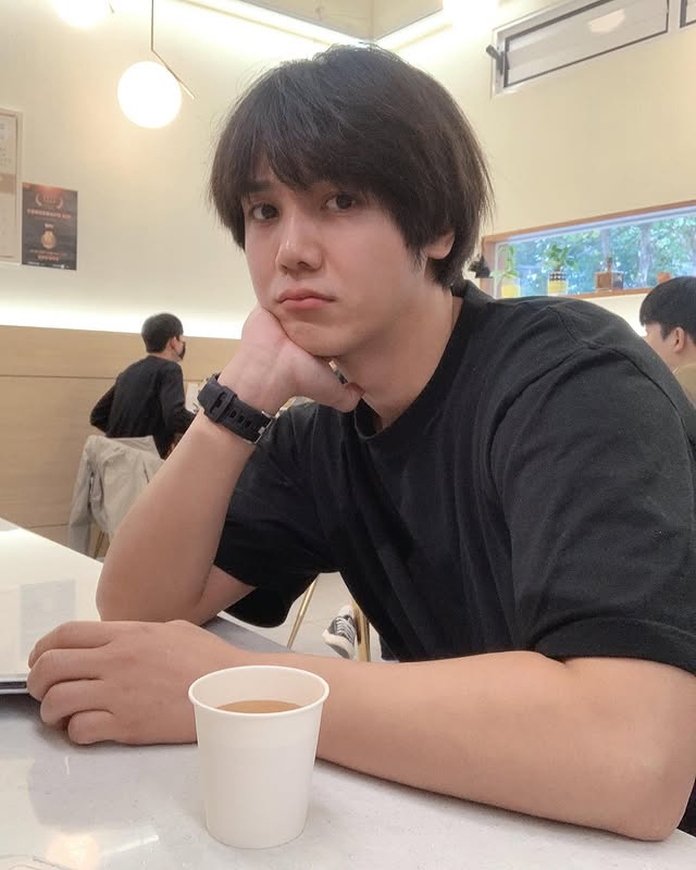 노란 수영복에 섹시한 몸매 어필하는 존예 처자