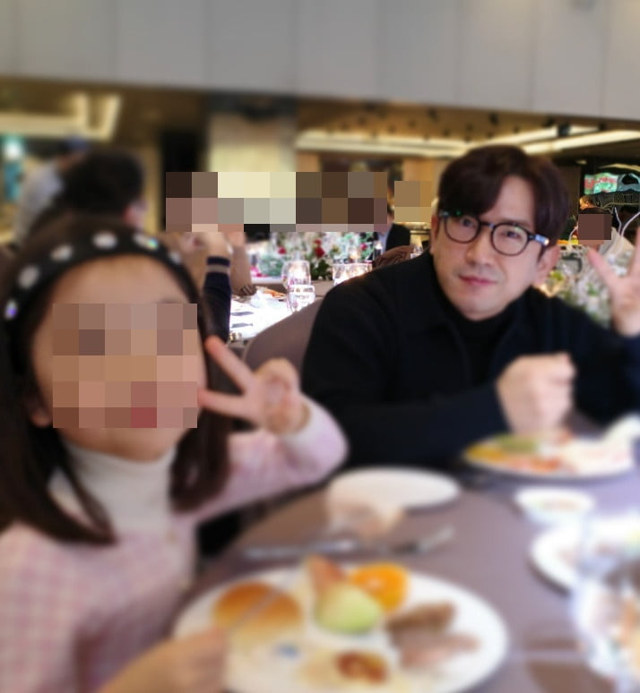 노란 수영복에 섹시한 몸매 어필하는 존예 처자