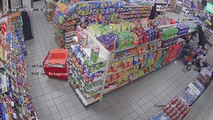 괴한이 편의점에 침입해 케이블로 ATM(현금인출기)을 묶고 있다. White Settlement Police Department 제공