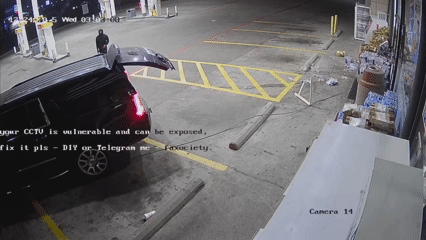 케이블이 묶인 것을 확인하자 망설임 없이 ‘풀 액셀’을 밟았다. ATM 기계가 편의점 유리창을 깨고 튀어나오고 있다. White Settlement Police Department 제공