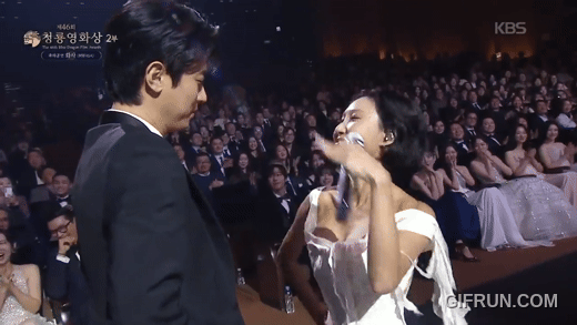 화사가 '굿 굿바이' 춤을 출 때 박정민은 그를 동요 없이 쳐다본다. 박정민은 '2025년 응시의 아이콘'이다. KBS 영상 캡처