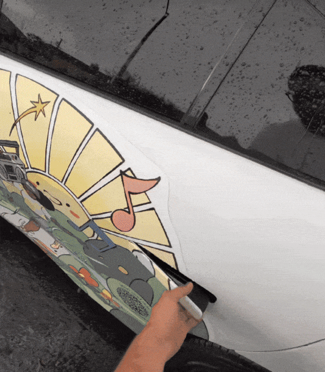 뒷문에 안전벨트가 끼어 멈춰있는 웨이모 로보택시의 문을 닫아주는 영상이 조회수 50만 회를 넘기며 화제를 모았다. [틱톡 캡처]