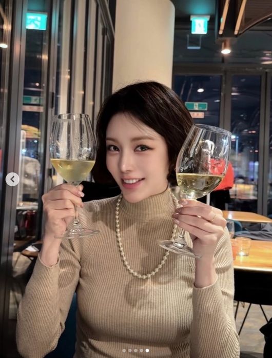 노란 수영복에 섹시한 몸매 어필하는 존예 처자