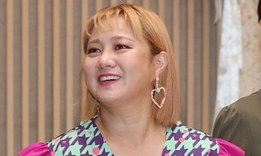 노란 수영복에 섹시한 몸매 어필하는 존예 처자