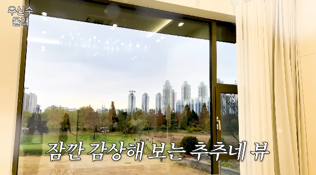 노란 수영복에 섹시한 몸매 어필하는 존예 처자