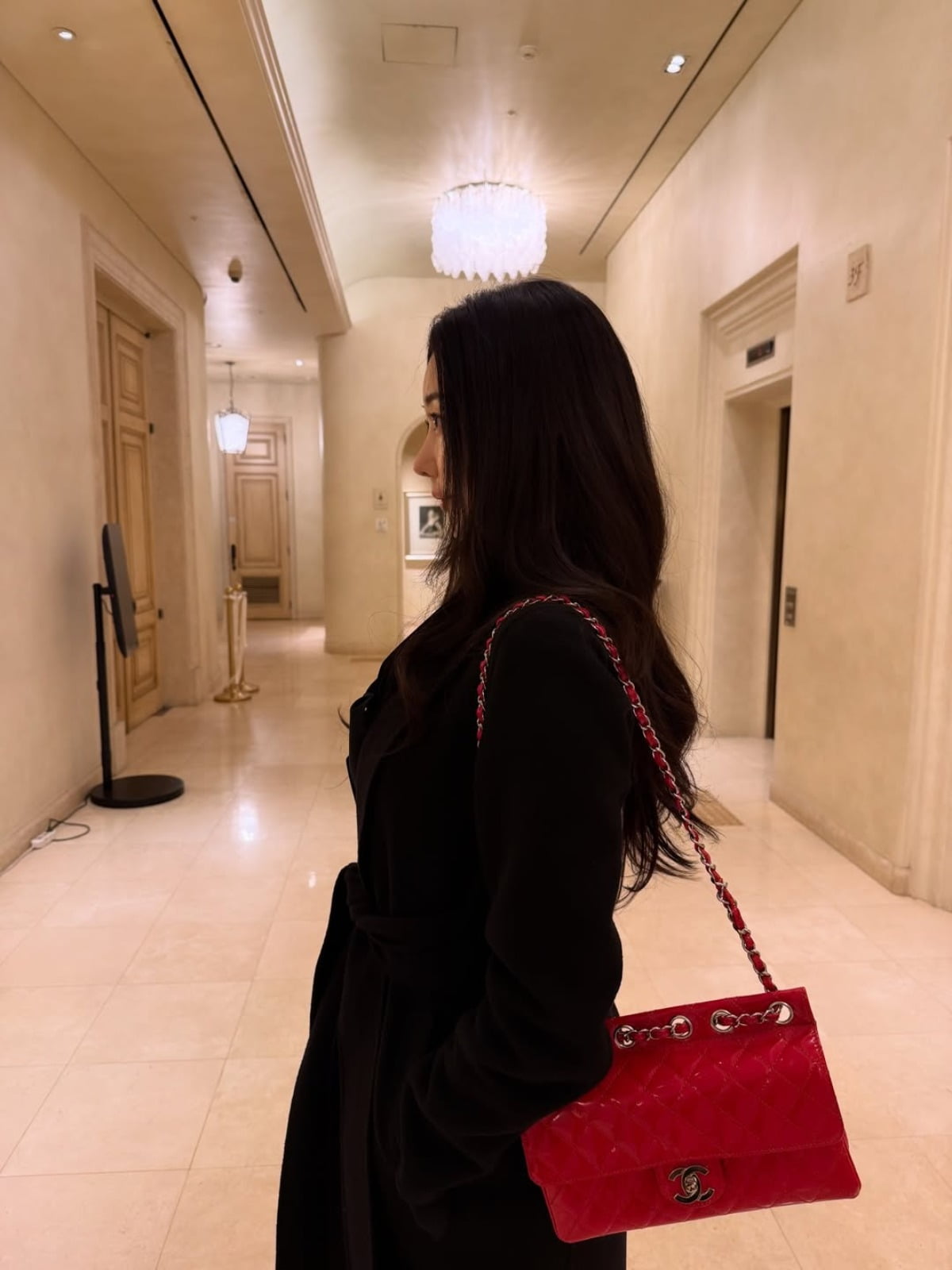 노란 수영복에 섹시한 몸매 어필하는 존예 처자