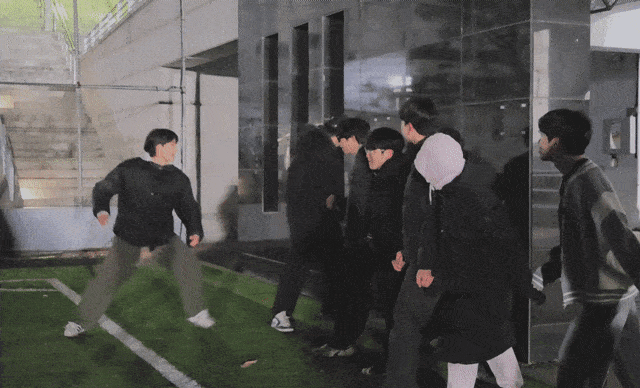 크리스마스인 지난 25일 서울 종로구 성균관대학교에서 청년들이 ‘무궁화꽃이 피었습니다’를 하고 있다. 우혜림 기자