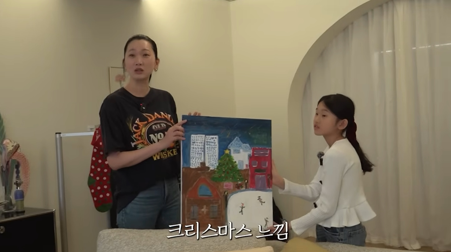 노란 수영복에 섹시한 몸매 어필하는 존예 처자