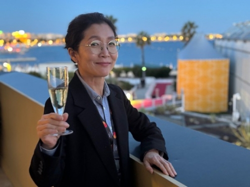 노란 수영복에 섹시한 몸매 어필하는 존예 처자