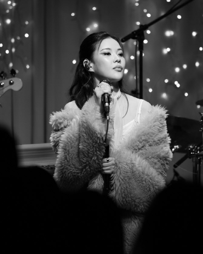 노란 수영복에 섹시한 몸매 어필하는 존예 처자