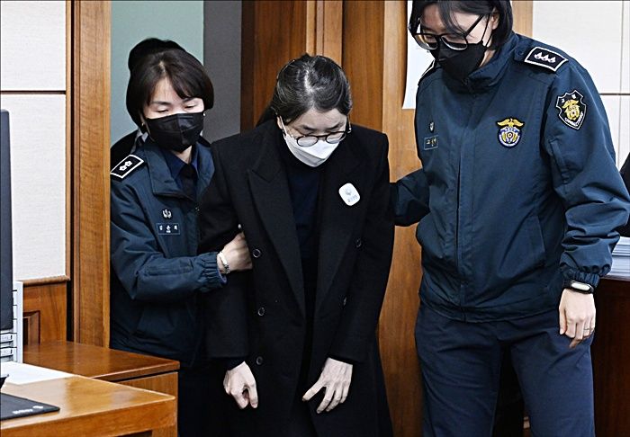 법정 입장 당시 교도관과 김건희