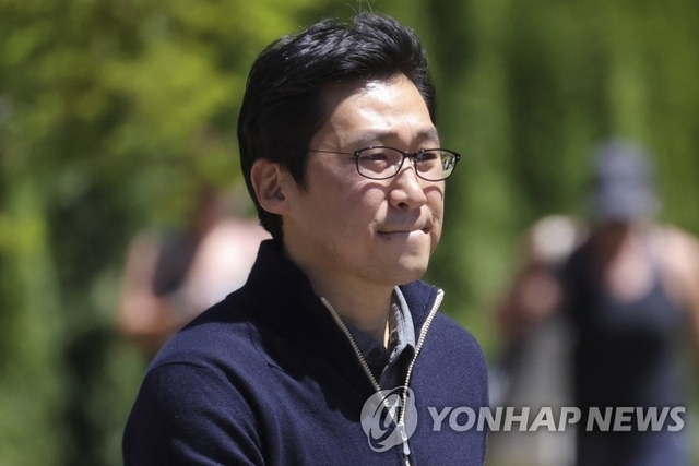 노란 수영복에 섹시한 몸매 어필하는 존예 처자