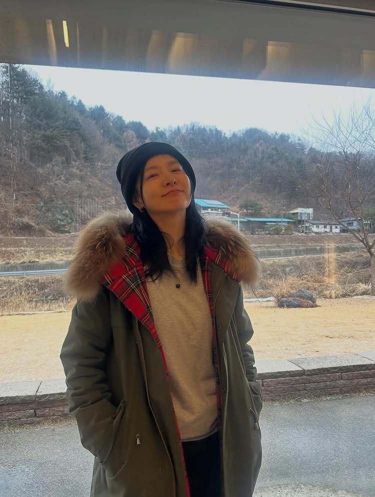 노란 수영복에 섹시한 몸매 어필하는 존예 처자