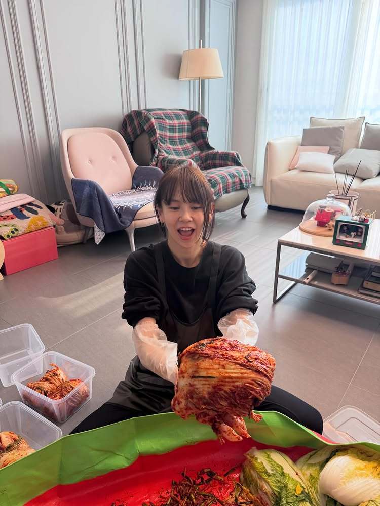 노란 수영복에 섹시한 몸매 어필하는 존예 처자