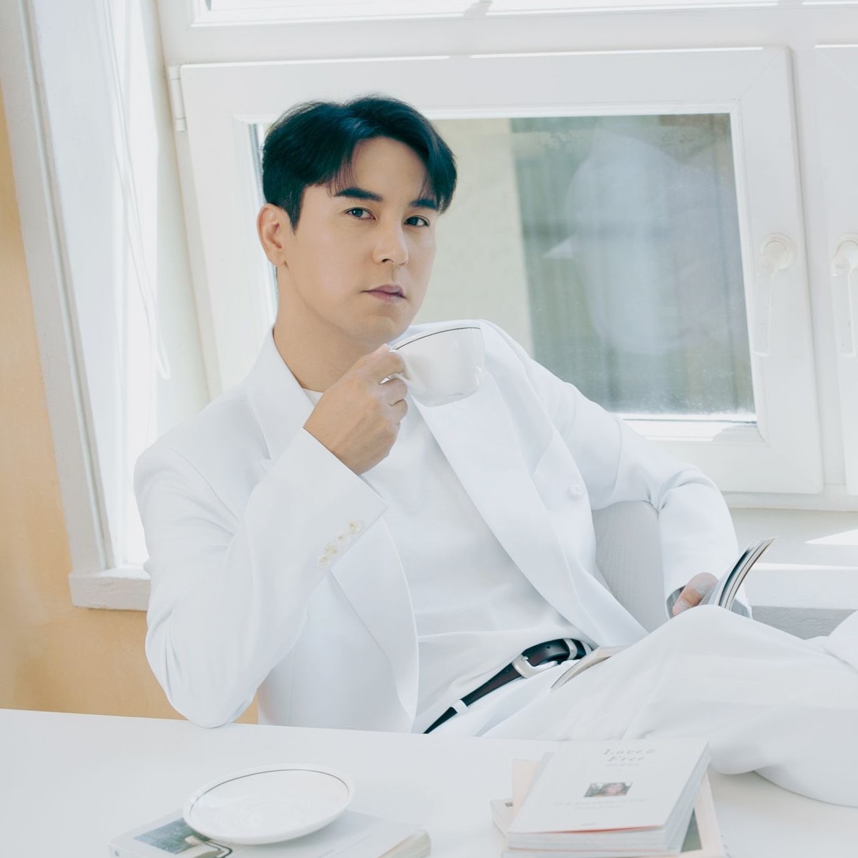 노란 수영복에 섹시한 몸매 어필하는 존예 처자