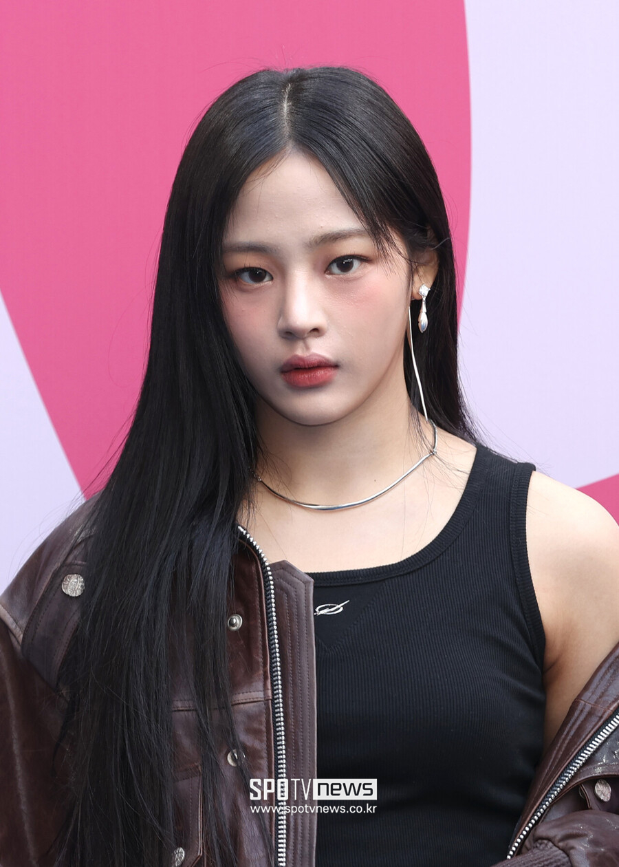 노란 수영복에 섹시한 몸매 어필하는 존예 처자