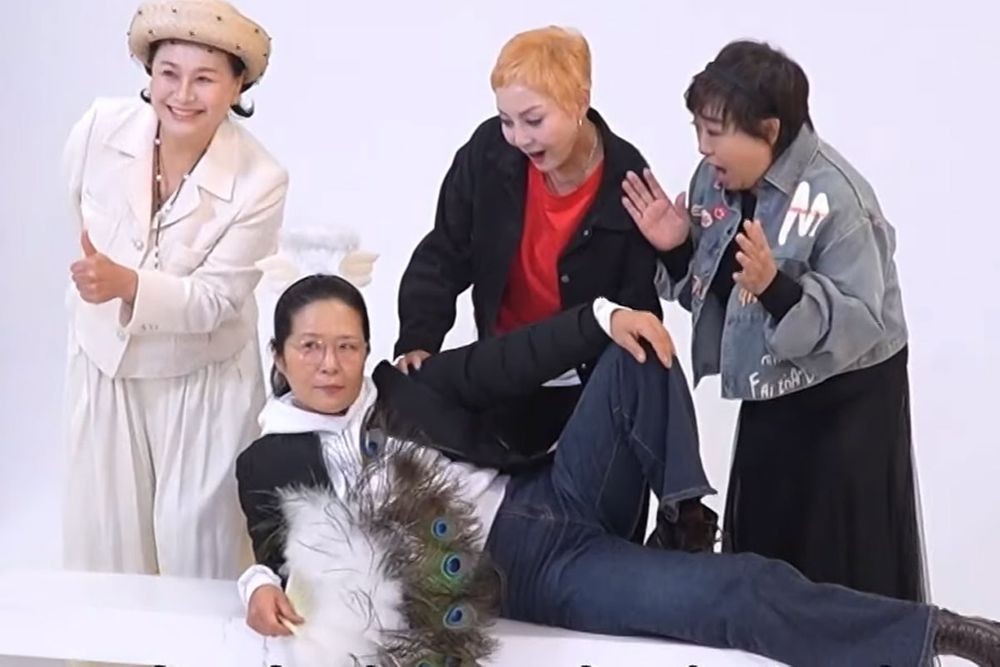 노란 수영복에 섹시한 몸매 어필하는 존예 처자