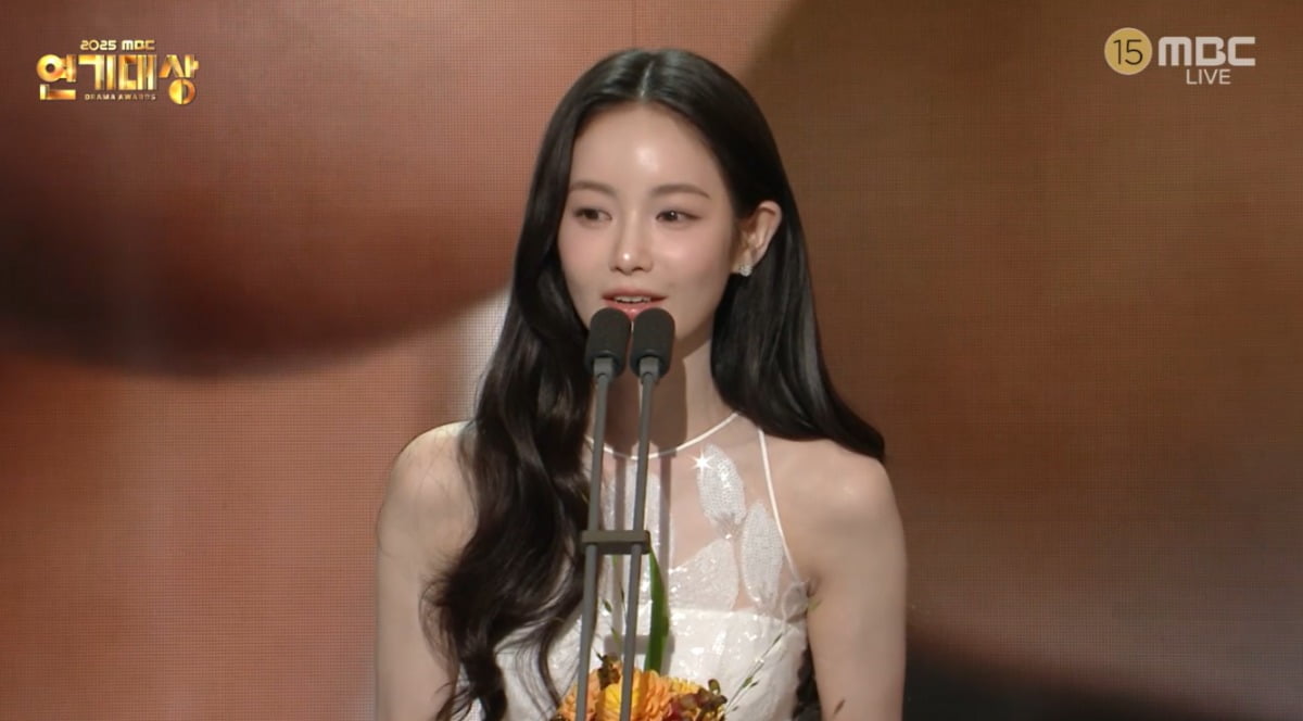 노란 수영복에 섹시한 몸매 어필하는 존예 처자