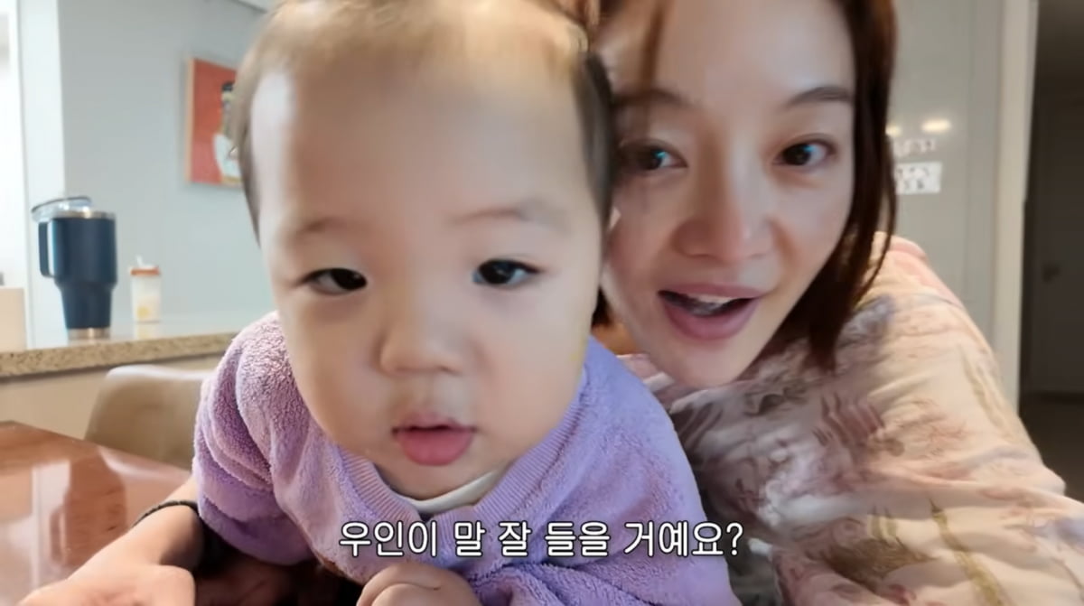 노란 수영복에 섹시한 몸매 어필하는 존예 처자