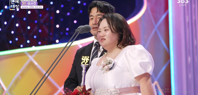 노란 수영복에 섹시한 몸매 어필하는 존예 처자