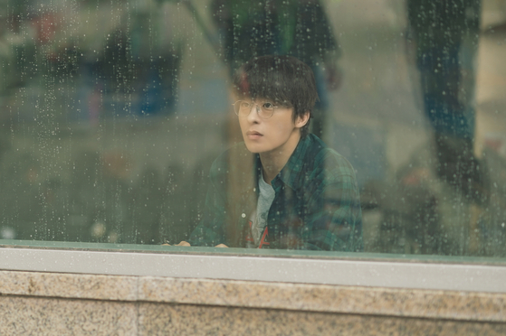 노란 수영복에 섹시한 몸매 어필하는 존예 처자