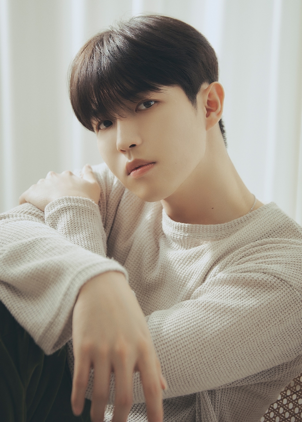 노란 수영복에 섹시한 몸매 어필하는 존예 처자