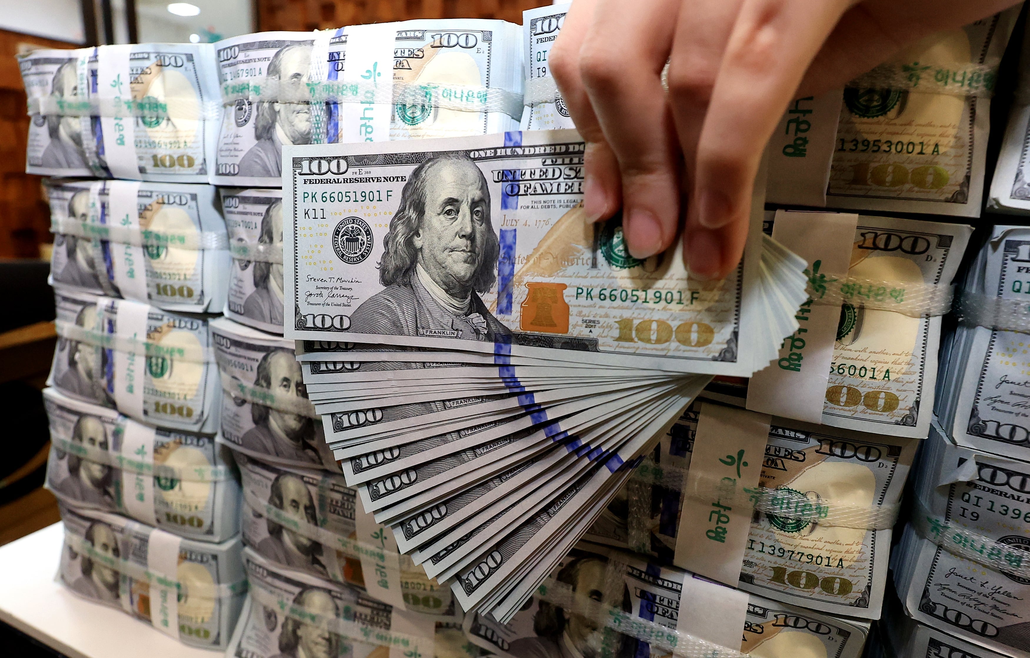 올해 달러 가치 8년 만에 최대 하락…원화 환율은 역대 최고