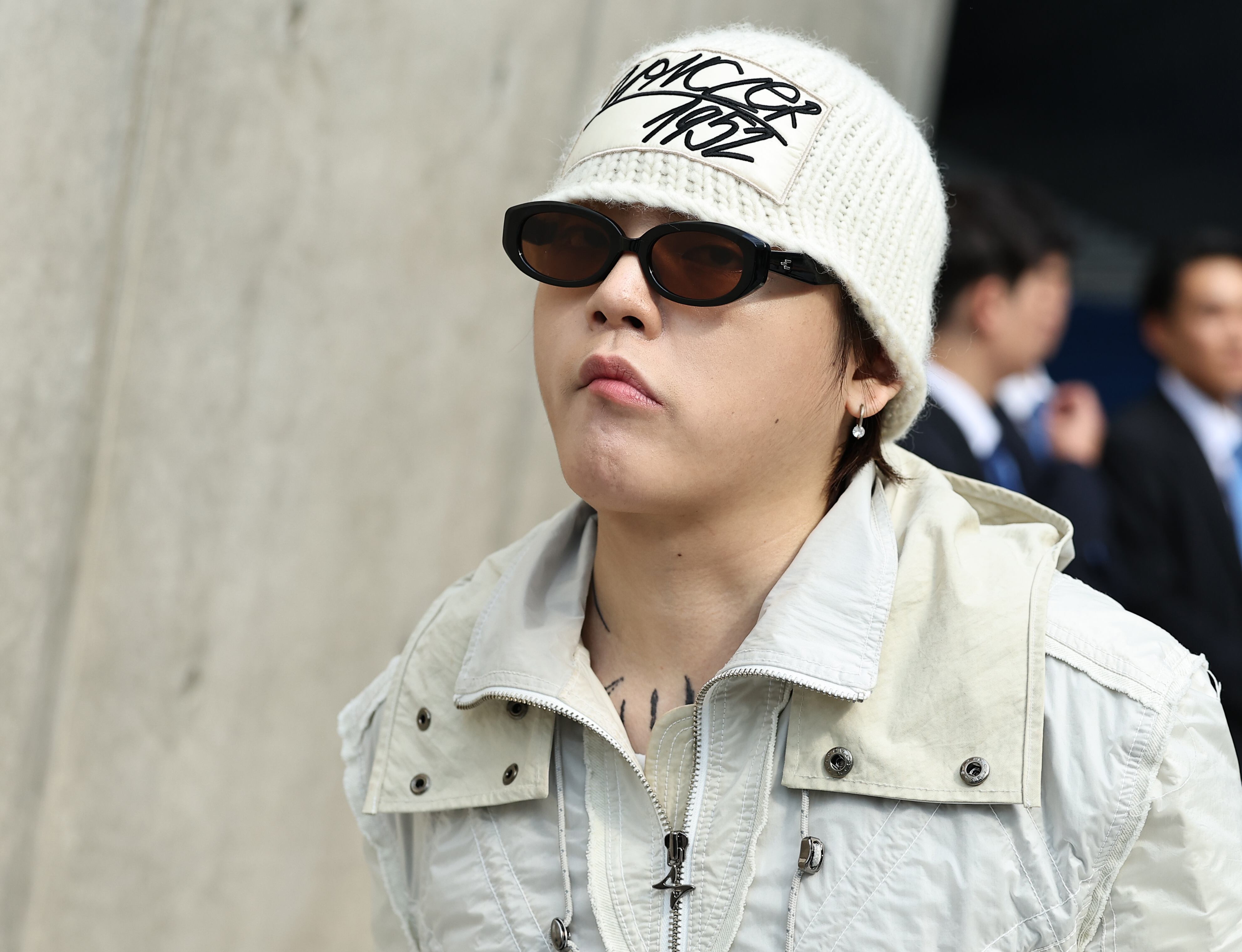 노란 수영복에 섹시한 몸매 어필하는 존예 처자