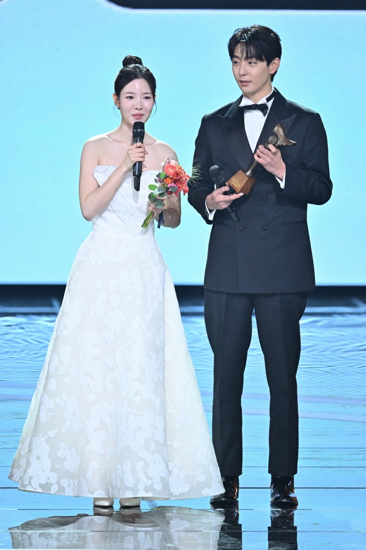 노란 수영복에 섹시한 몸매 어필하는 존예 처자