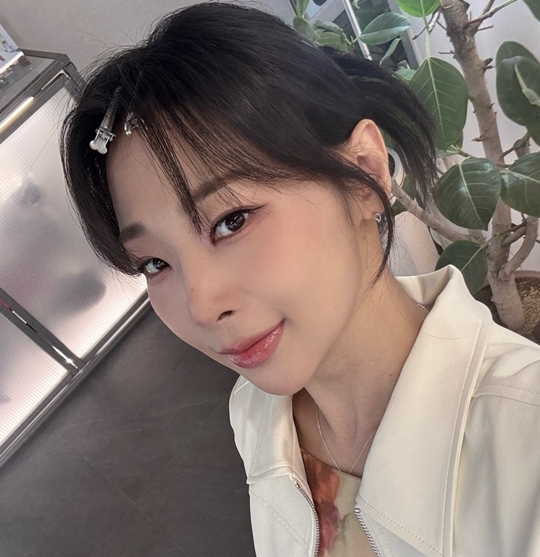 노란 수영복에 섹시한 몸매 어필하는 존예 처자