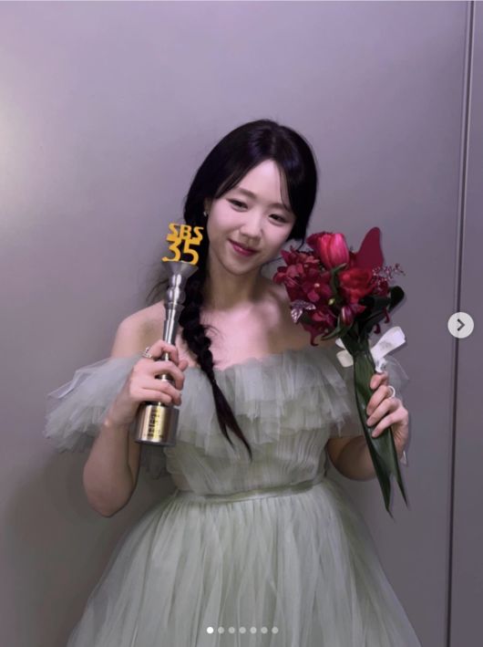 노란 수영복에 섹시한 몸매 어필하는 존예 처자