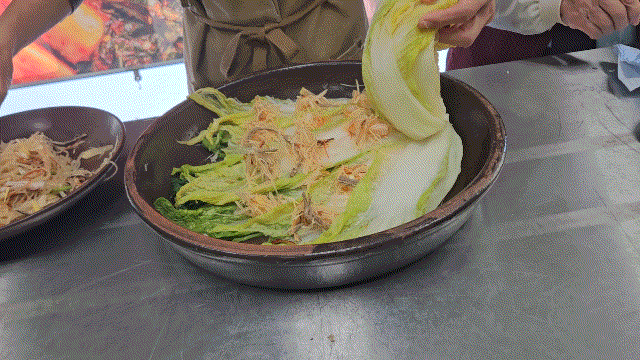 ‘반지’에 김치소를 넣는 과정.