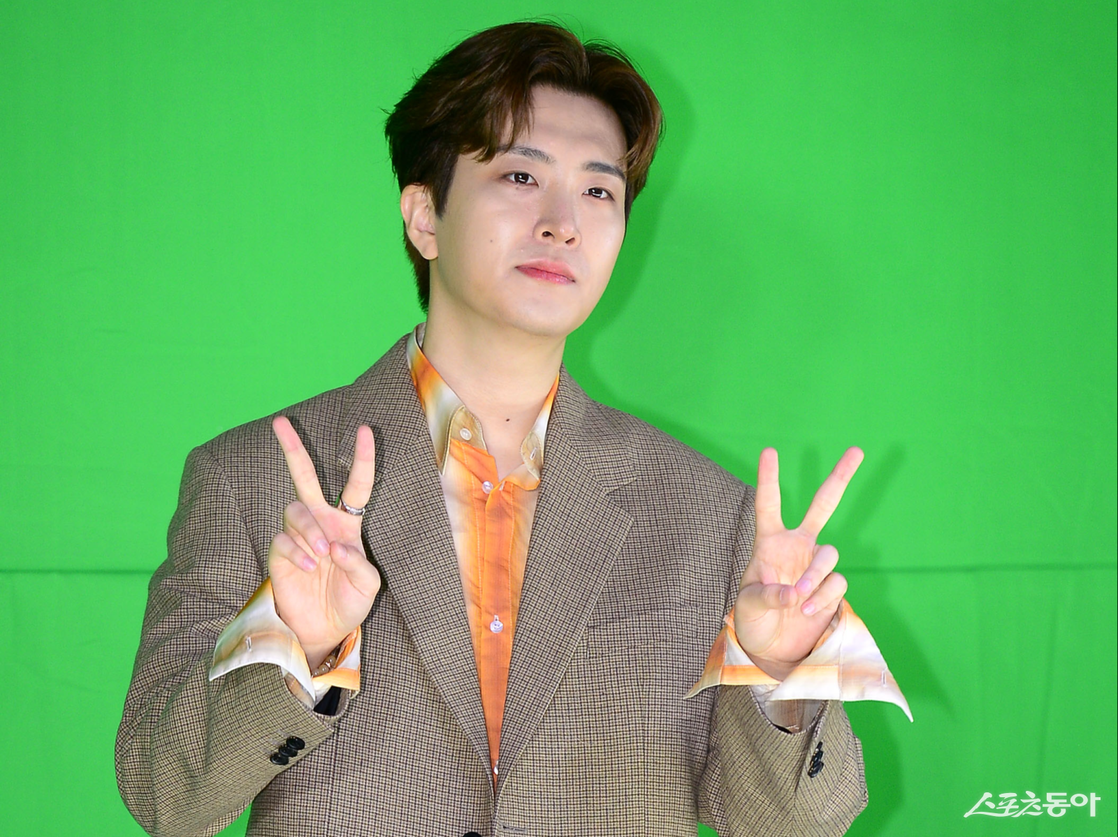 노란 수영복에 섹시한 몸매 어필하는 존예 처자